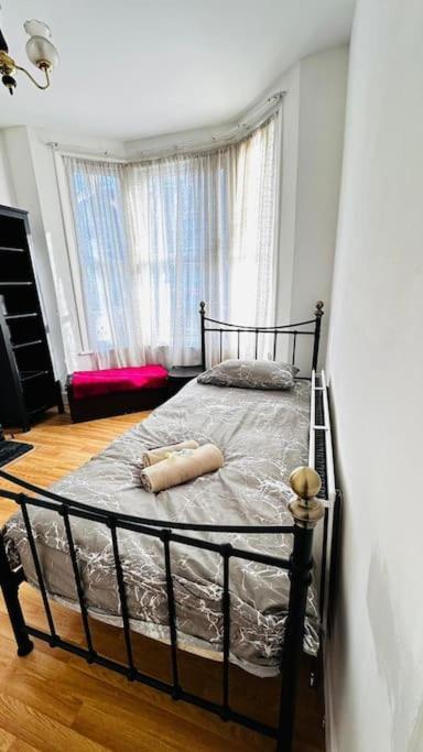 3 Bed House East London Home Екстериор снимка
