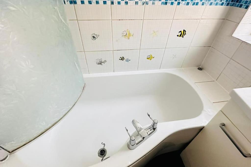 3 Bed House East London Home Екстериор снимка