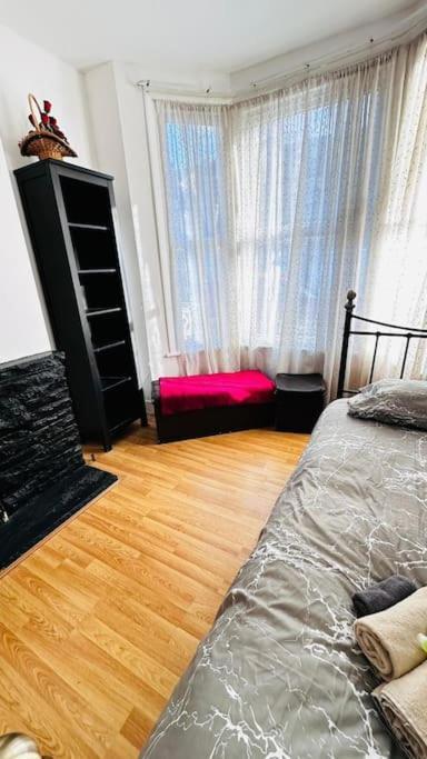 3 Bed House East London Home Екстериор снимка