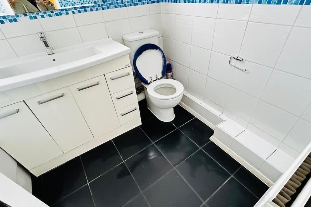 3 Bed House East London Home Екстериор снимка