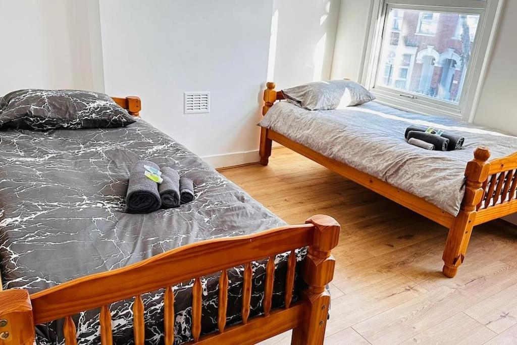 3 Bed House East London Home Екстериор снимка