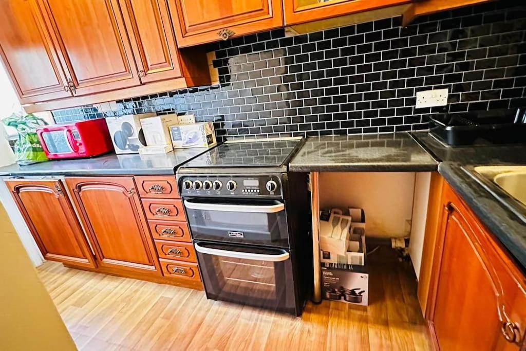 3 Bed House East London Home Екстериор снимка
