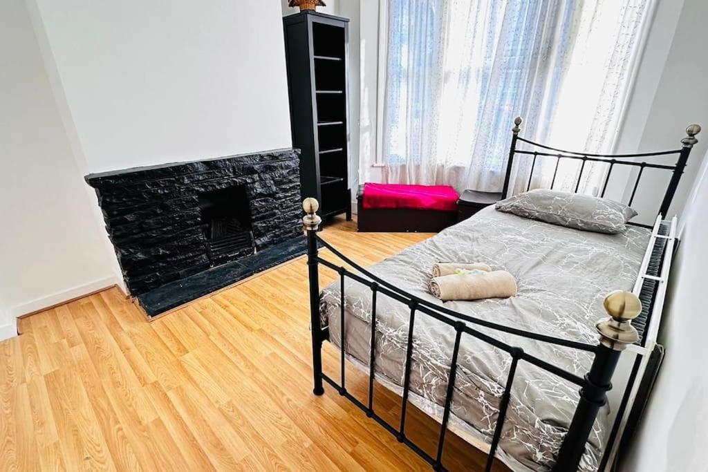 3 Bed House East London Home Екстериор снимка